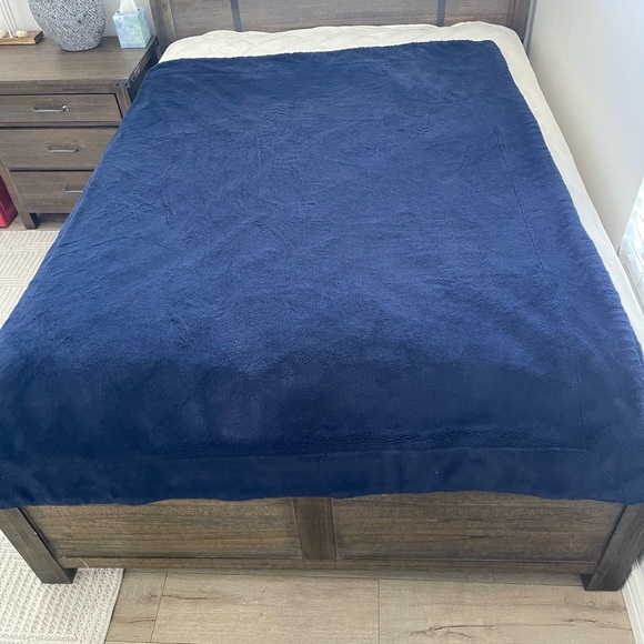 Minky Couture 60x84 Luxurious Navy Blue Plush Blanket Grande - Picture 3 of 7